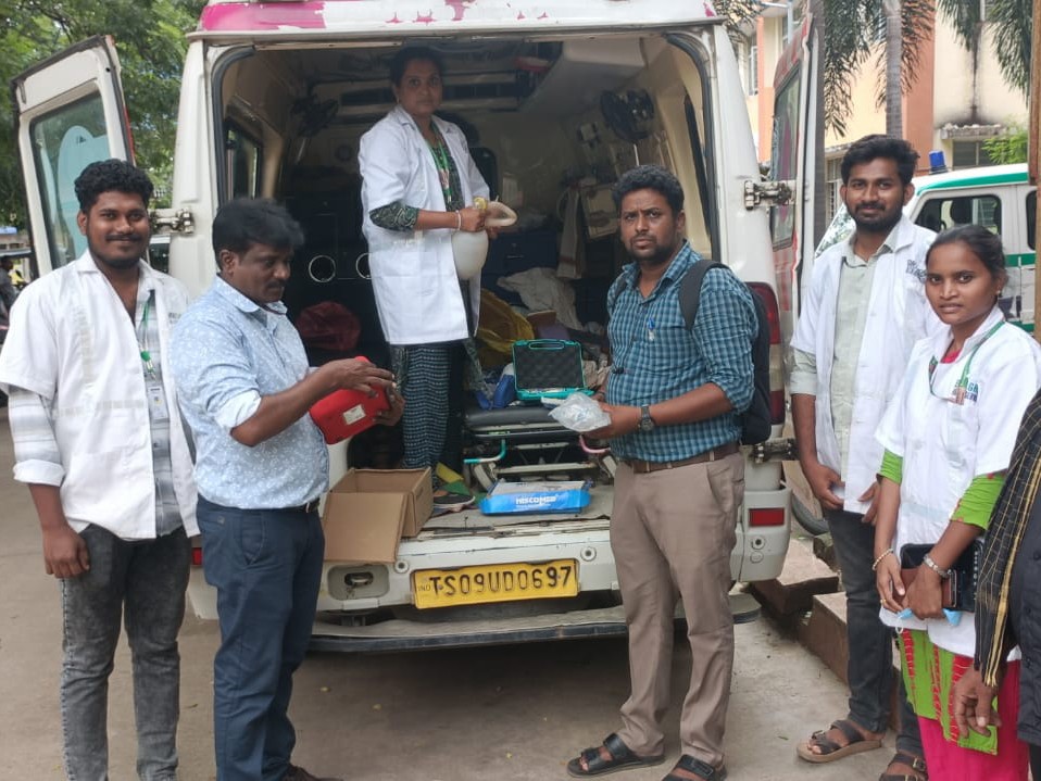 108 అంబులెన్స్‌ను తనిఖీ చేసిన ఆడిటర్