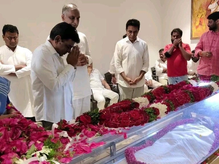 సత్యనారాయణ పార్దివదేహానికి మాజీ ఎంపీ నివాళి