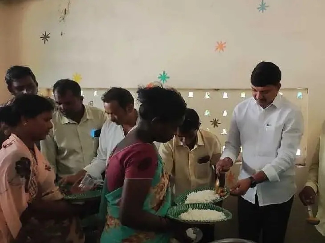 బాధితులకు భోజనం వడ్డించిన ఎమ్మెల్యే కాగిత