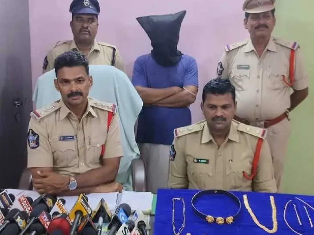 కొల్లిపర ఆలయంలో పూజారి చోరీ