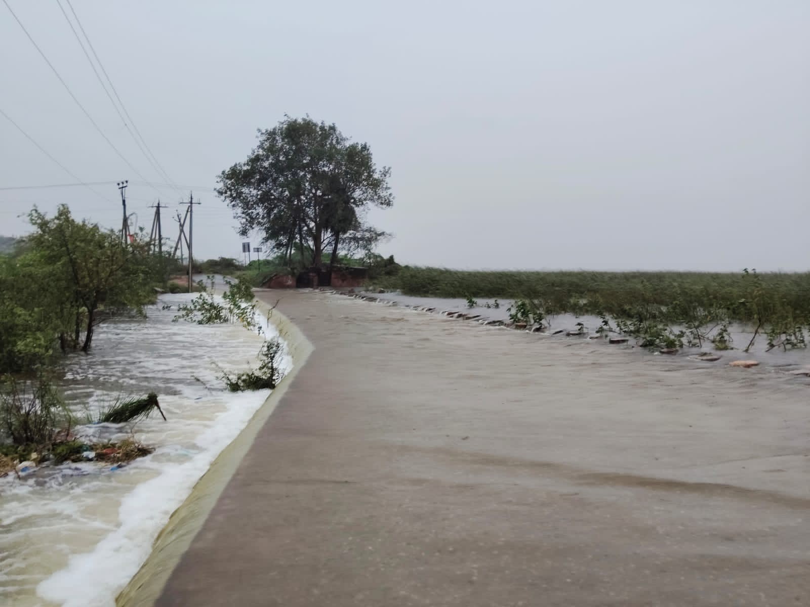 పెరిగిన వరద ప్రవాహం.. నిలిచిన రాకపోకలు