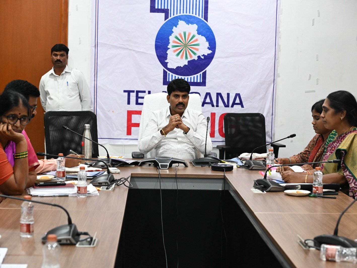 ఇందిరమ్మ ఇళ్ల నిర్మాణాలలో పురోగతి పెంచాలి: కలెక్టర్