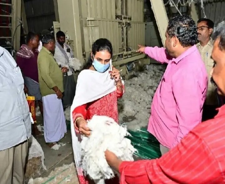 పత్తి మిల్లును పరిశీలించిన కలెక్టర్