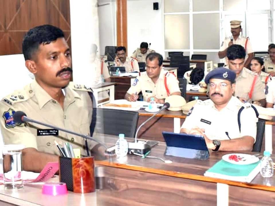 పెండింగ్ కేసులు త్వరగా  క్లియర్ చేయాలి: సీపీ సాయిచైతన్య