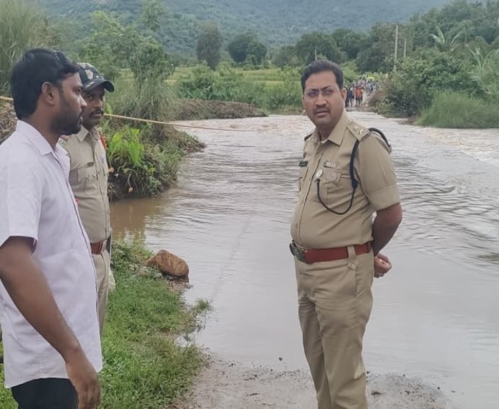 ‘వాగు దాటి ఏ ఒక్కరు రాకపోకలు చేయొద్దు’