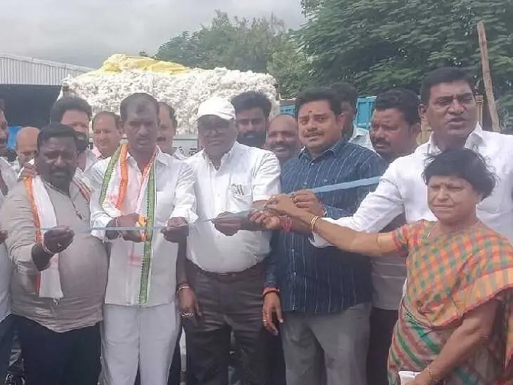 ‘రైతులు తప్పనిసరిగా కొనుగోలు కేంద్రానికి పత్తిని తరలించాలి’