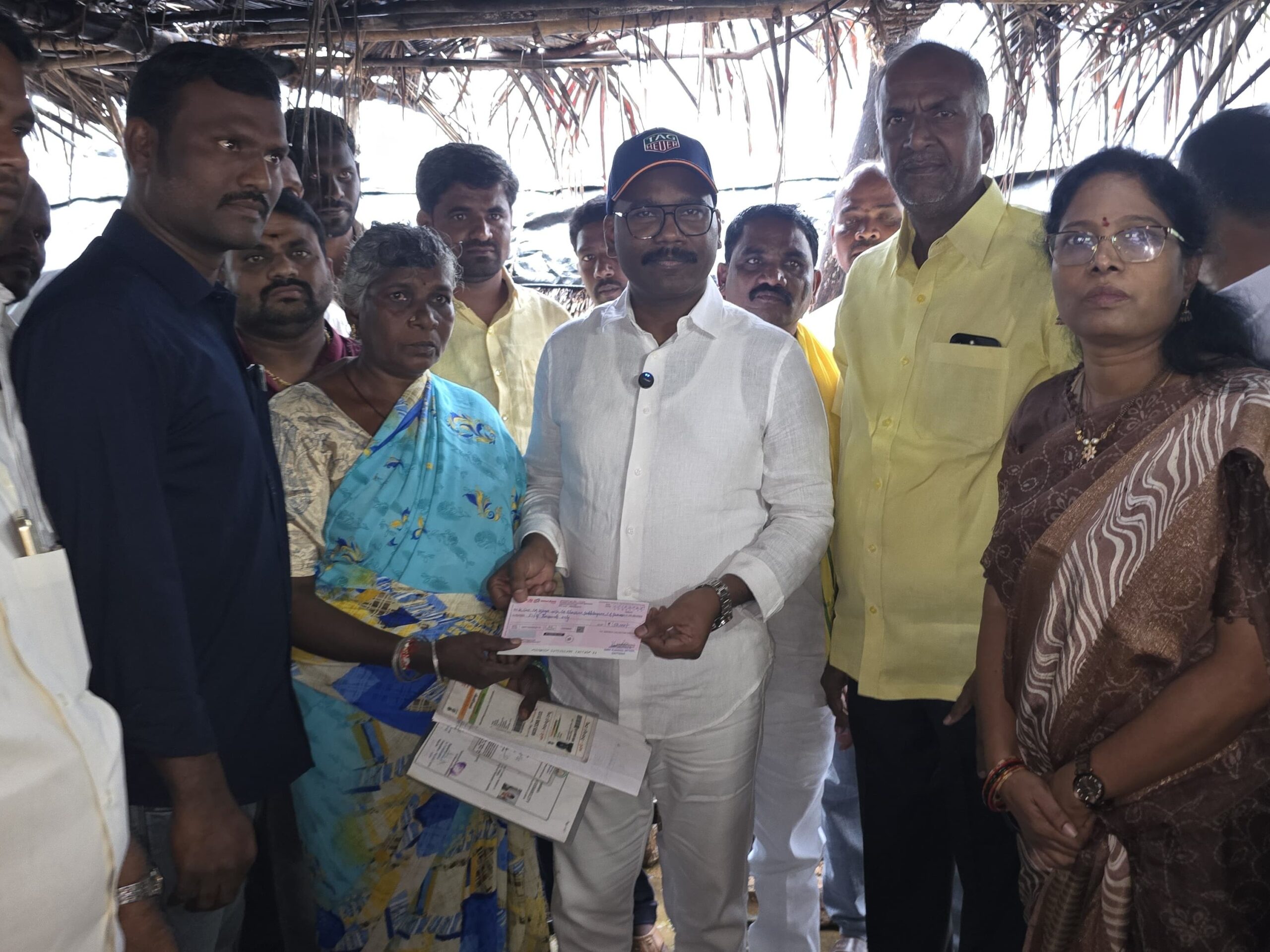 ఇల్లు కోల్పోయిన మహిళకు ఆర్ధిక సహాయం