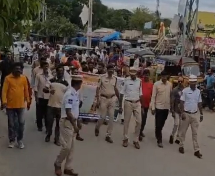 ట్రాఫిక్ పోలీస్ ఆధ్వర్యంలో ర్యాలీ