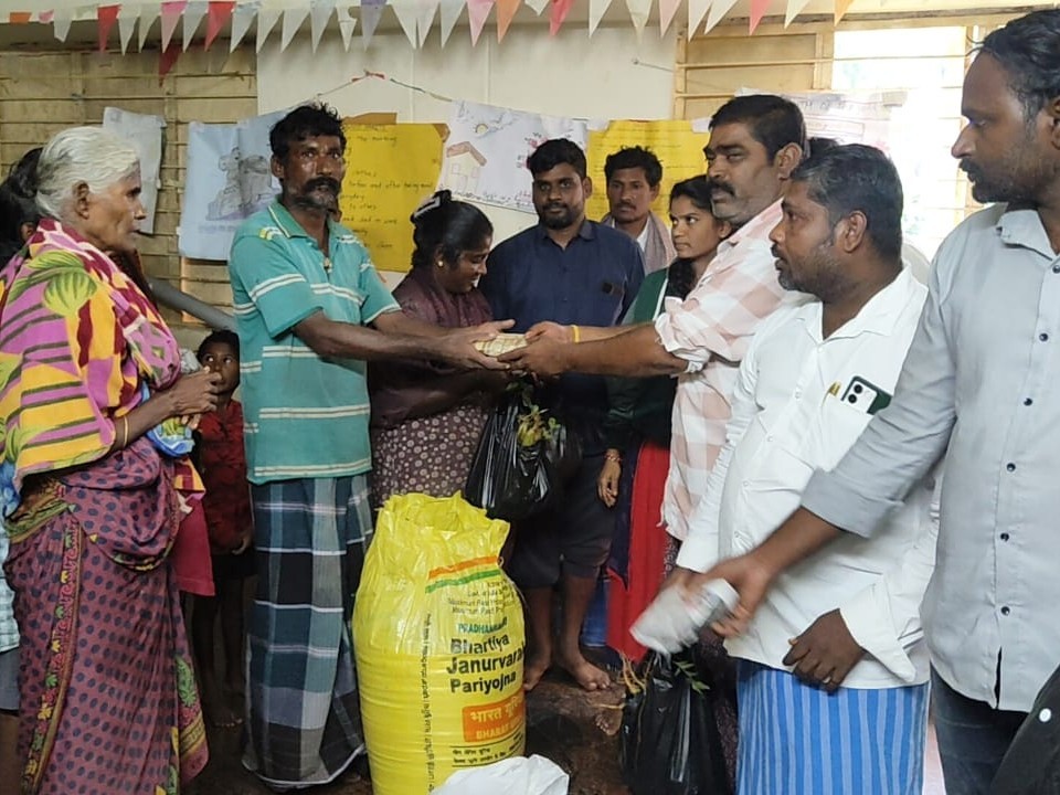 ఇళ్లలో చేరిన వర్షపు నీరు.. సురక్షిత ప్రాంతాలకు తరలింపు