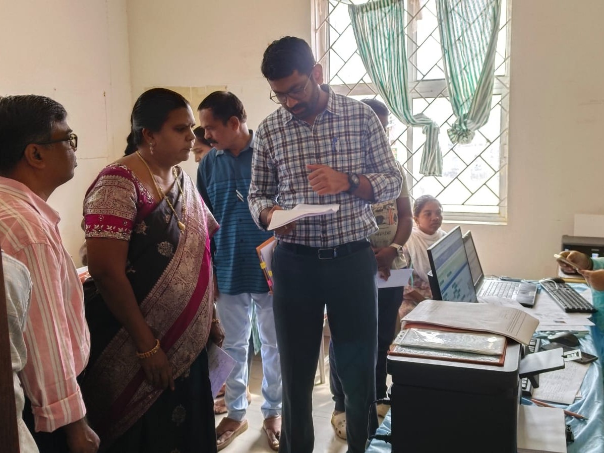 ఆన్‌లైన్ దరఖాస్తుల ఎంట్రీ విధానాన్ని పరీక్షించిన కలెక్టర్