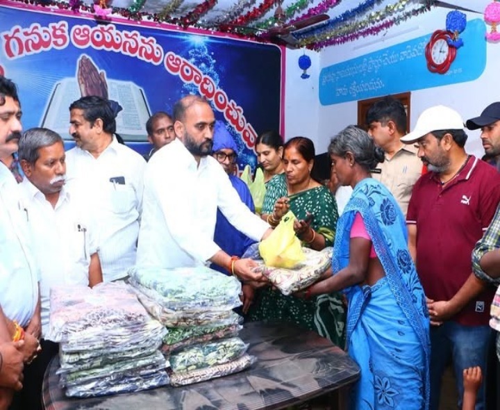 ప్రజలకు దుప్పట్లు పంపిణీ చేసిన ఎమ్మెల్యే
