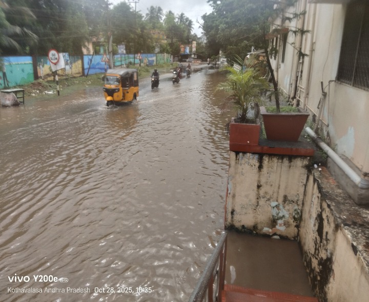 వర్షంనీటిలో తేలుతున్న స్టేషన్ ప్రవేశ మార్గం