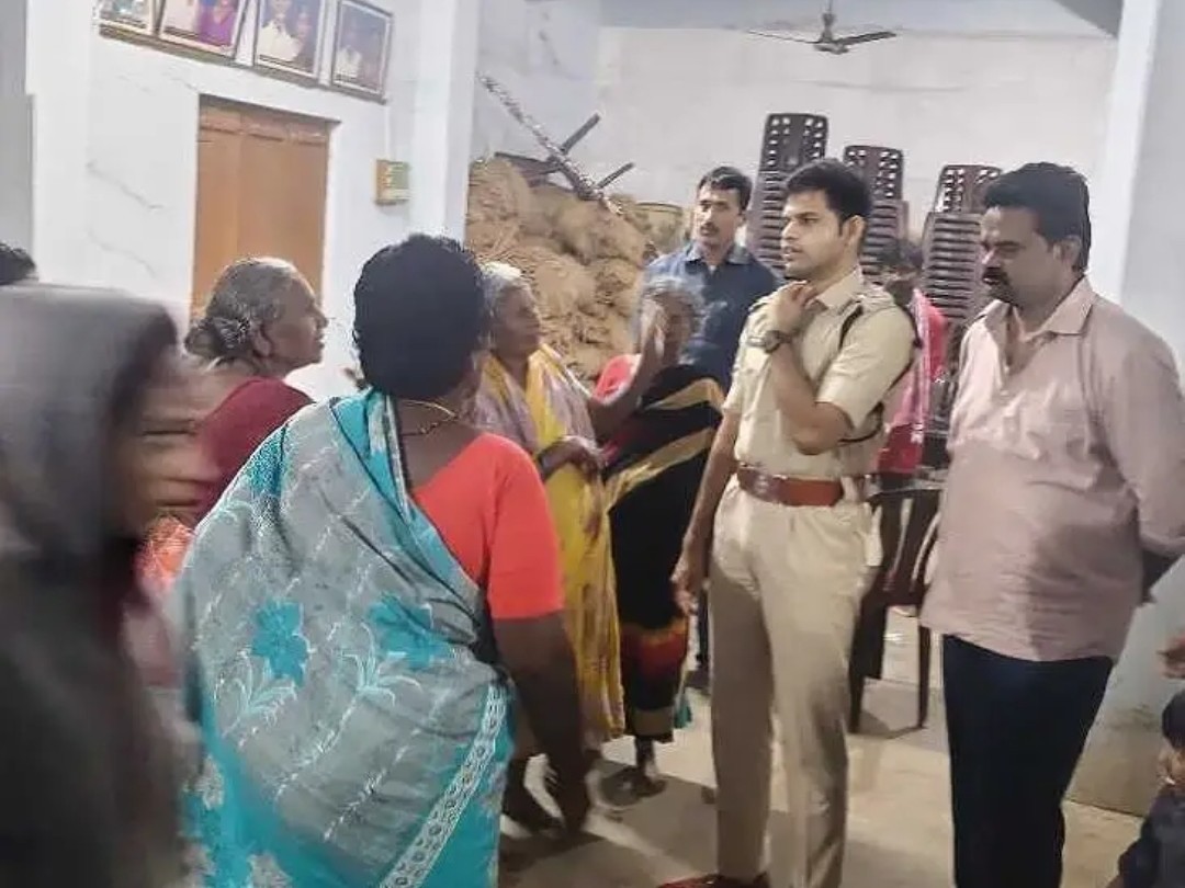 నందివాడలో పునరావాస కేంద్రాన్ని తనిఖీ చేసిన డీఎస్పీ