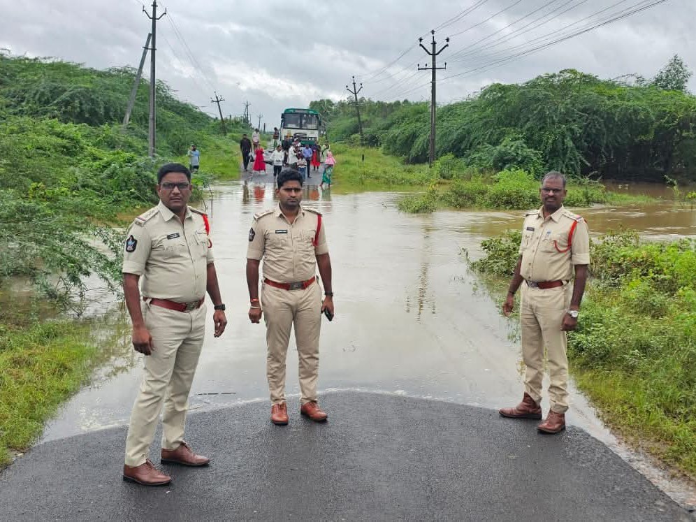 ఉధృతంగా ప్రవహిస్తున్న గుండ్లకమ్మ వాగు