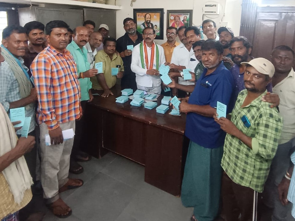 రైతులకు ఎరువుల సరఫరా కార్డుల పంపిణీ