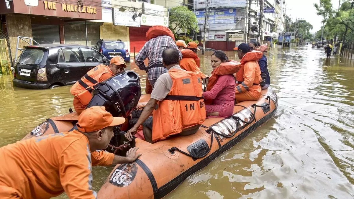 తుఫాన్.. పునరావాస కేంద్రాలకు 75 వేల మంది
