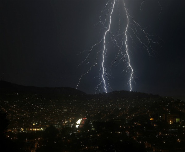 తుఫాన్ ఎఫెక్ట్.. అంధకారంలో కోస్తాంధ్ర