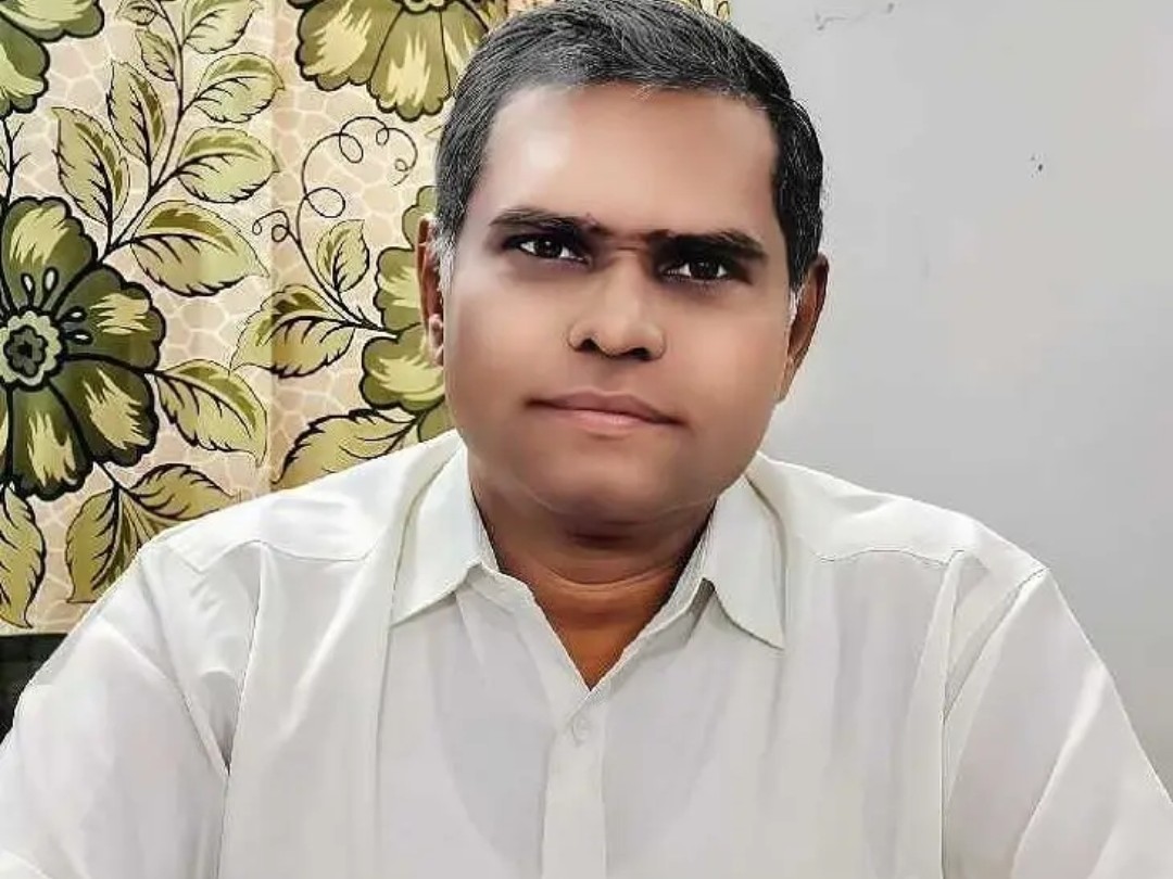 జిల్లాలో స్కూళ్లకు నేడు సెలవు లేదు: డీఈవో