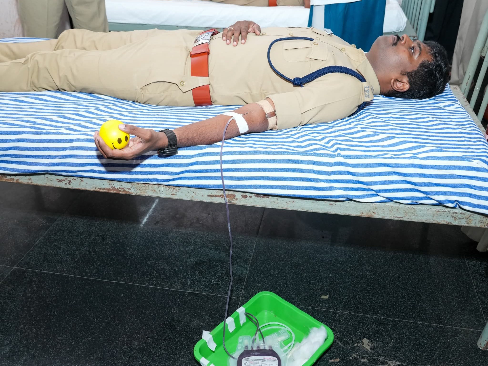 రక్తదానం చేసిన జిల్లా ఎస్పీ జగదీష్