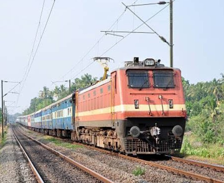 తుఫాన్ ఎఫెక్ట్‌తో పలు రైళ్లు రద్దు