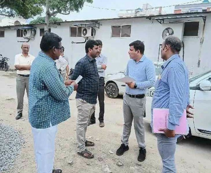 హెల్త్ సెంటర్‌ను పరిశీలించిన కమిషనర్