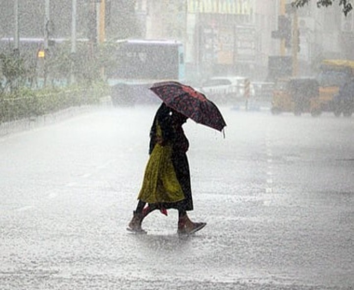 నగరంలో తుఫాన్ ఎఫెక్ట్.. సెలవులు ఇవ్వాలని డిమాండ్..!