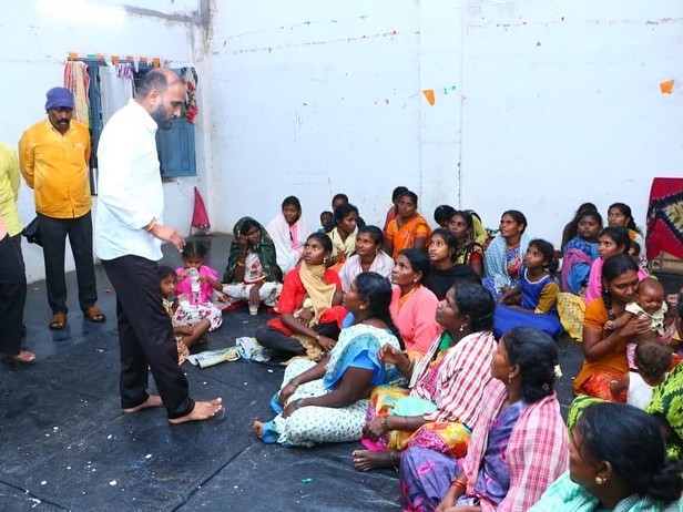 పునరావాస కేంద్రాలను పరిశీలించిన ఎమ్మెల్యే