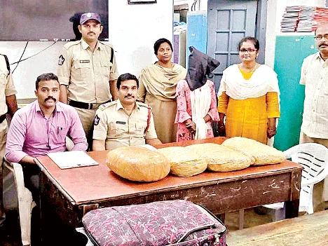 ఆర్పీఎఫ్‌ తనిఖీలు.. 11 కిలోల గంజాయి పట్టివేత