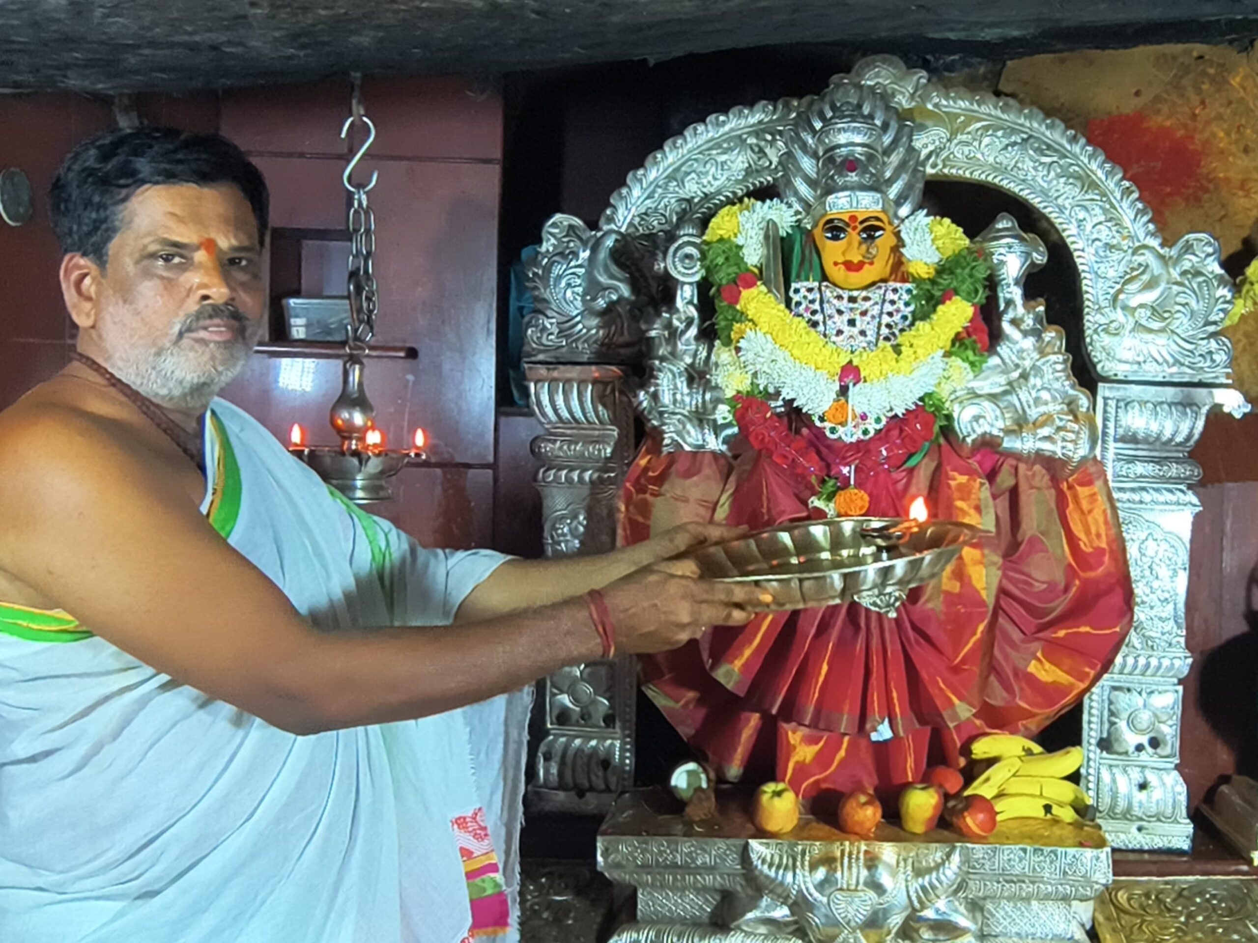 వన దుర్గమ్మకు సౌమ్యవాసరే  ప్రత్యేక పూజలు