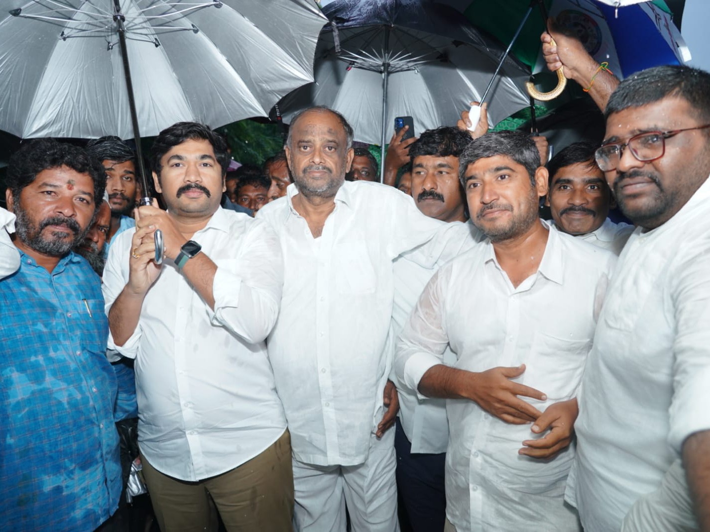 వైసీపీ నాయకులను పరామర్శించిన బూచేపల్లి