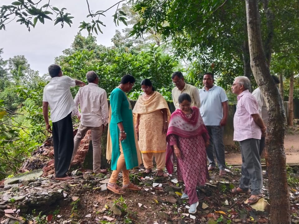 ఎస్సీ హాస్టల్లో కూలిన ప్రహరీ గోడ