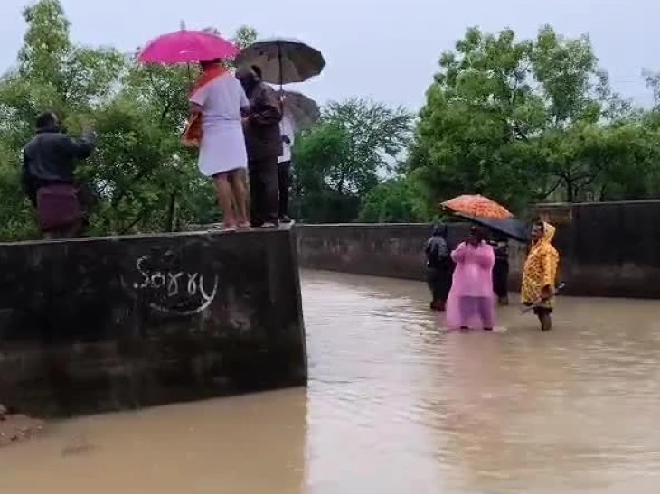 తెలుగు గంగ వద్ద నీటి ప్రవాహం పరిశీలించిన సీఐ.!