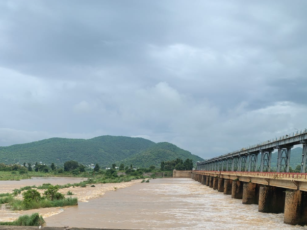 గొట్టా బ్యారేజీలో పెరుగుతున్న వరద నీరు