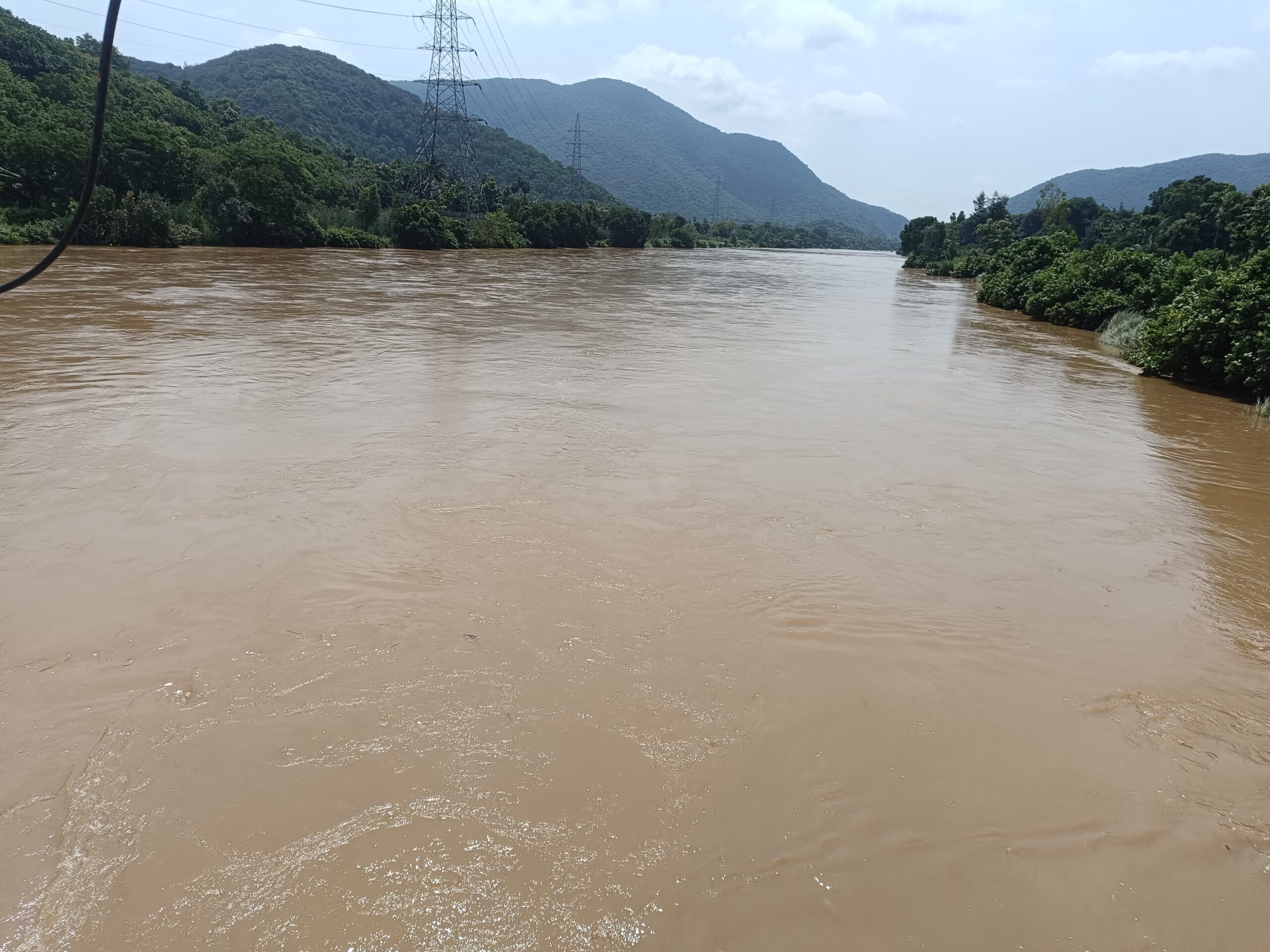 ఉదృతంగా ప్రవహిస్తున్నవరహా నది