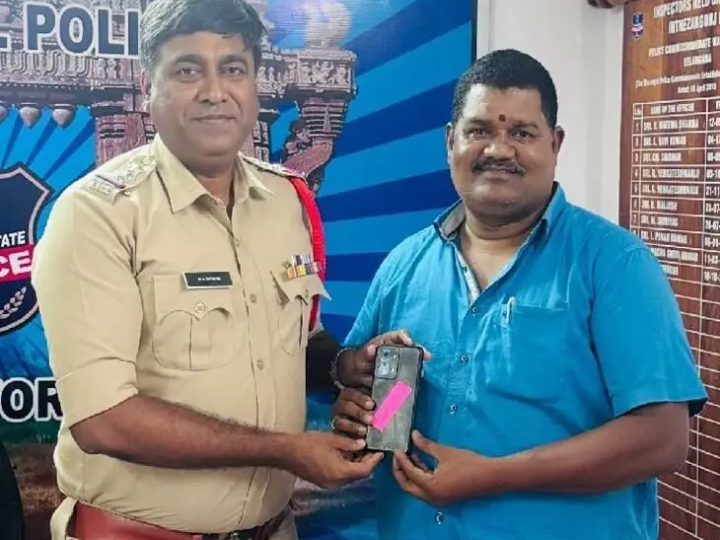 పోగొట్టుకున్న ఫోను బాధితుడికి అందజేసిన..CI