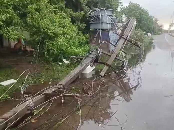 మచిలీపట్నంలో నేలకూలిన స్తంభాలు