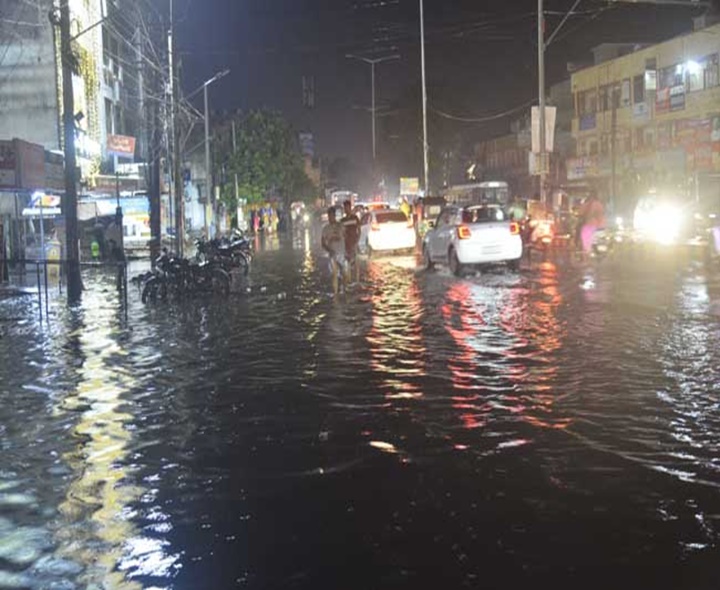 మొంథా తుఫాన్: ఎడతెరిపిలేకుండా వర్షం