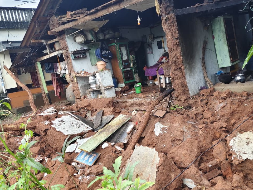 కూలిన గోడ.. తప్పిన ప్రమాదం