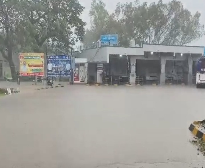 మొంథా తుఫాన్ ఎఫెక్ట్.. తిరువూరులో భారీ వర్షం..