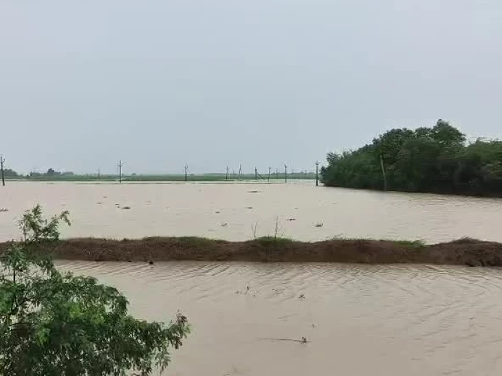 కారంచేడులో నీట మునిగిన పంట పొలాలు.!