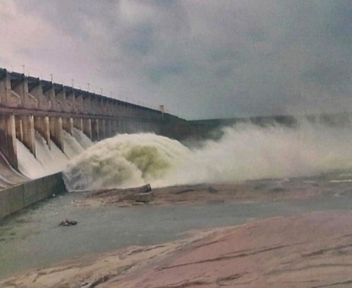 నిజాంసాగర్ ప్రాజెక్టు 12గేట్ల ఎత్తివేత