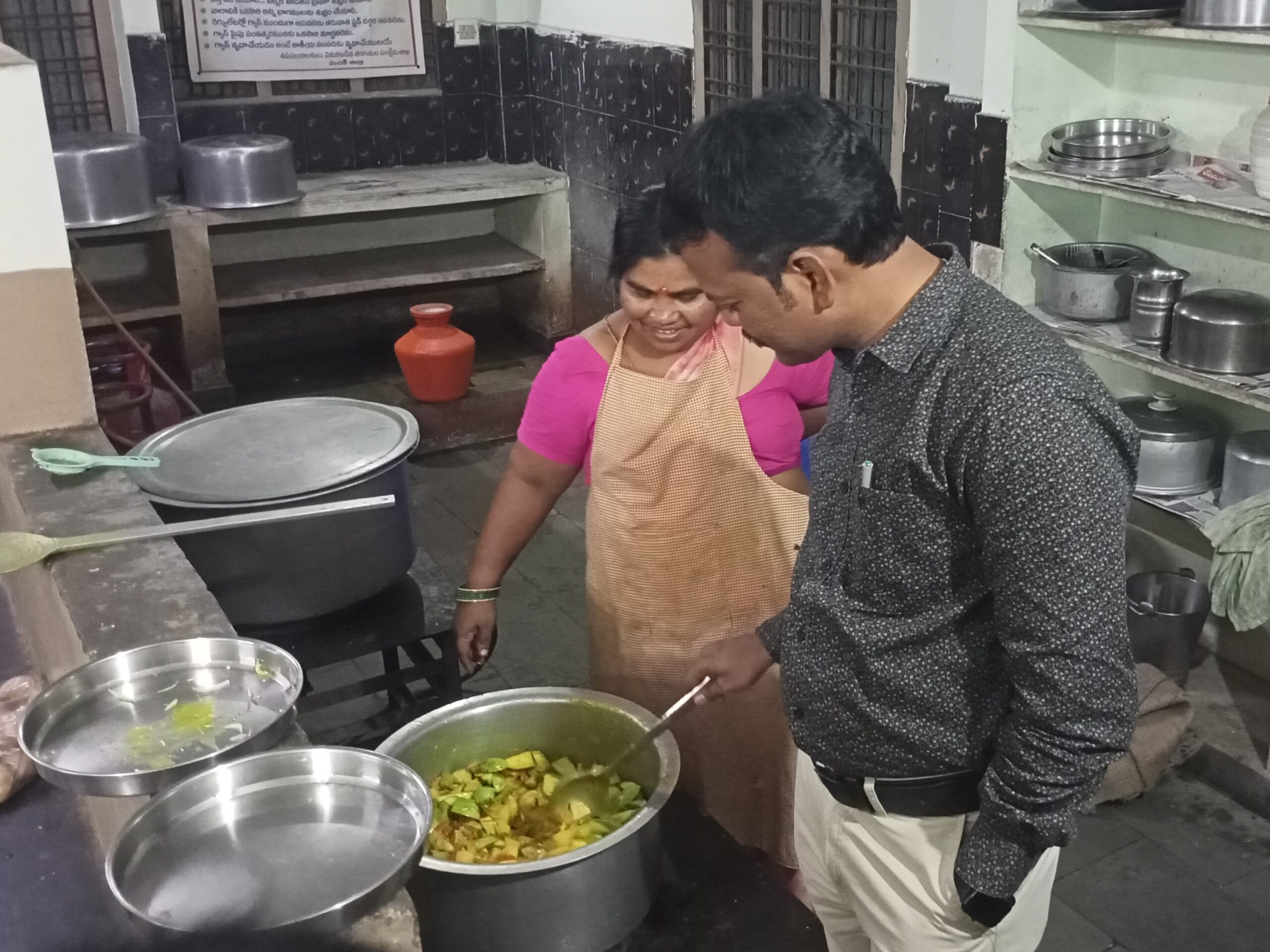 బీసీ వసతి గృహాన్ని తనిఖీ చేసిన జిల్లా అధికారి