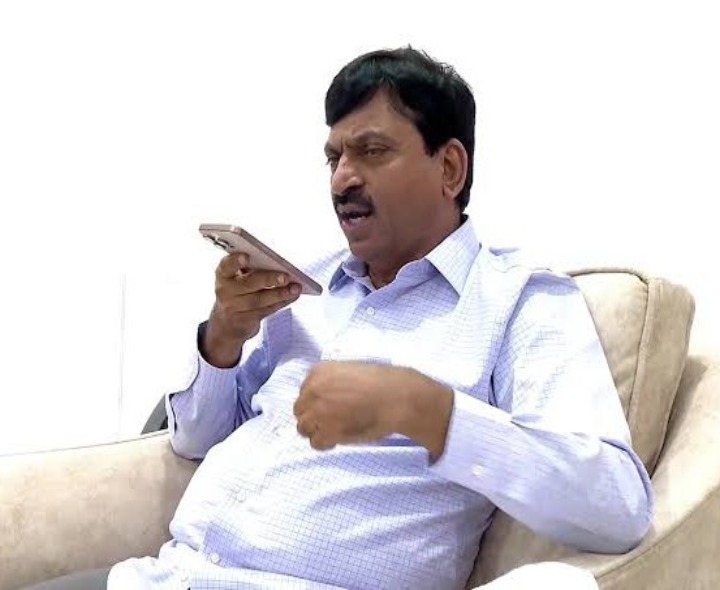 ఫోన్‌లో అధికారులకు సూచనలు జారీ చేసిన మంత్రి