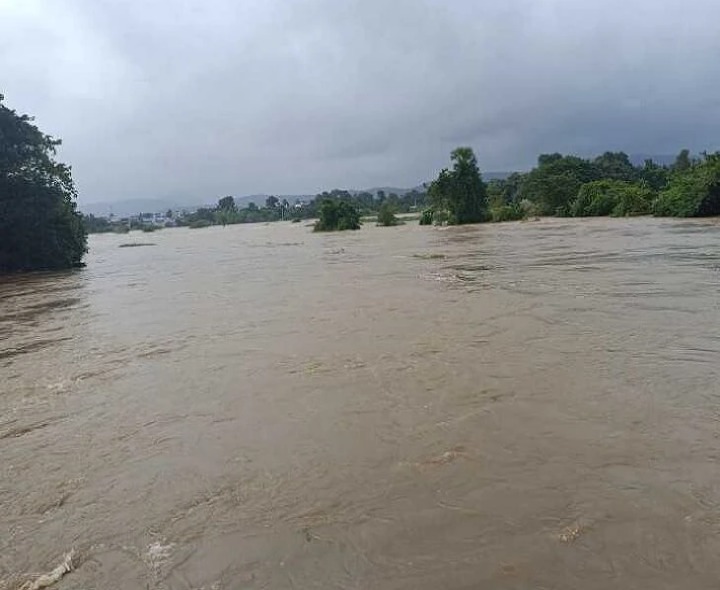 ఉదృతంగా ప్రవహిస్తున్న గోస్తని నది
