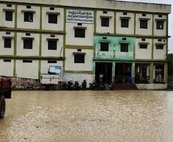 పునరావాస కేంద్రం చుట్టూ నీరే..!