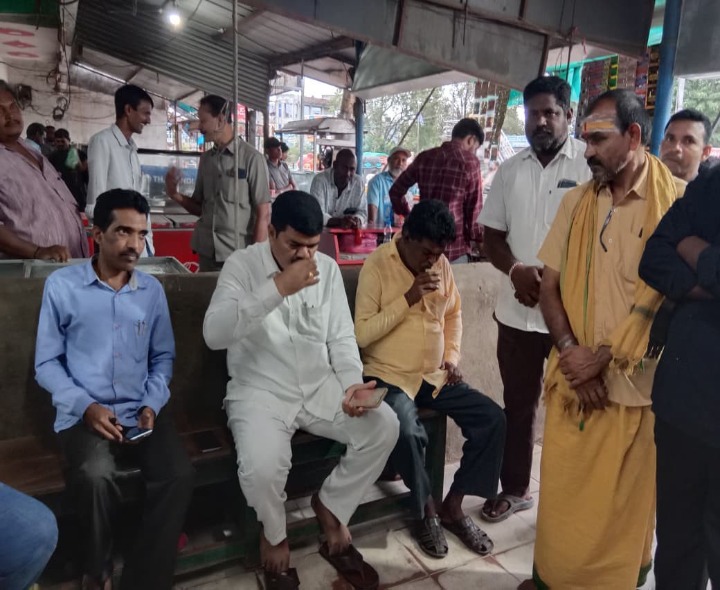 ఓ సామాన్యుడిలా.. ప్రజలలో కలిసిపోయిన ఎమ్మెల్యే