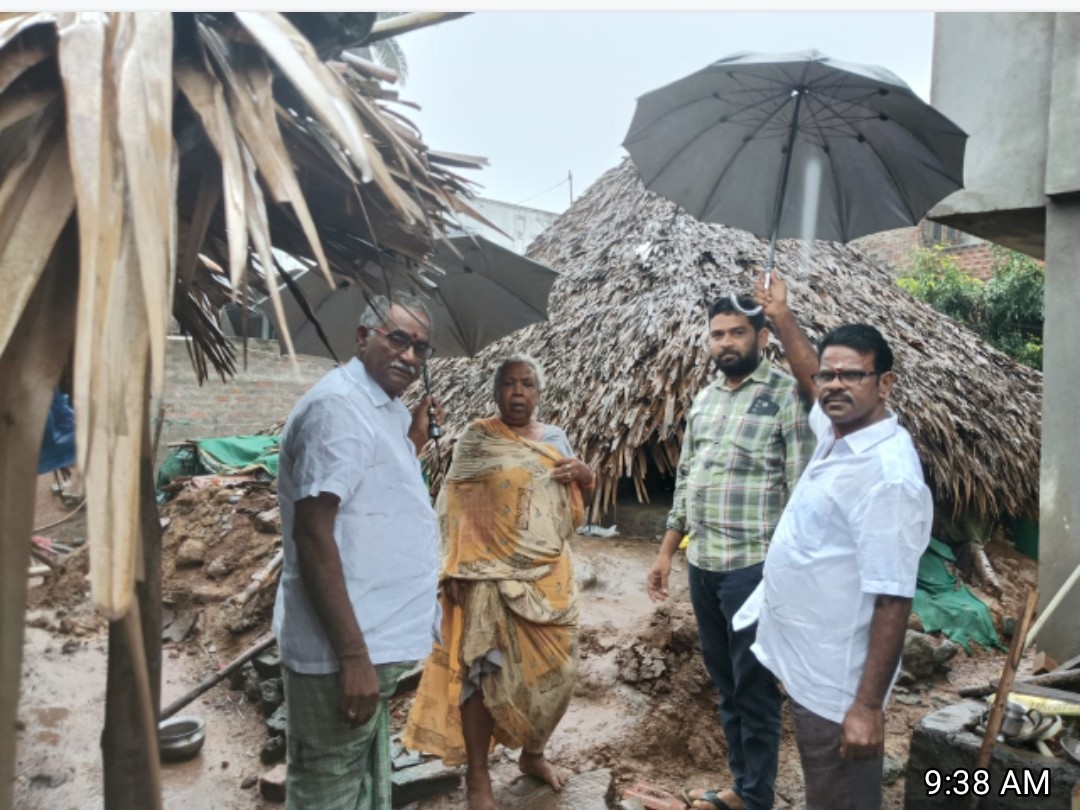 భారీ వర్షాలకు తాటకిల్లు నేలమట్టం