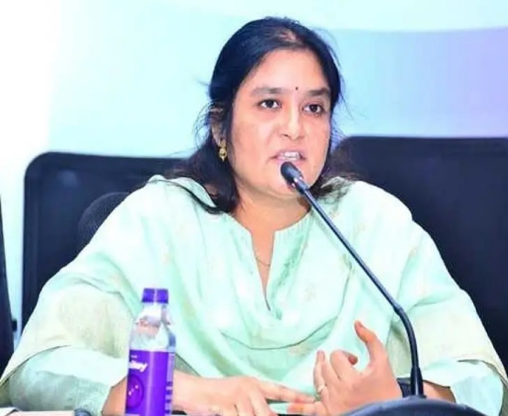 జిల్లాలో కాలేజీలు, స్కూళ్లకు సెలవు