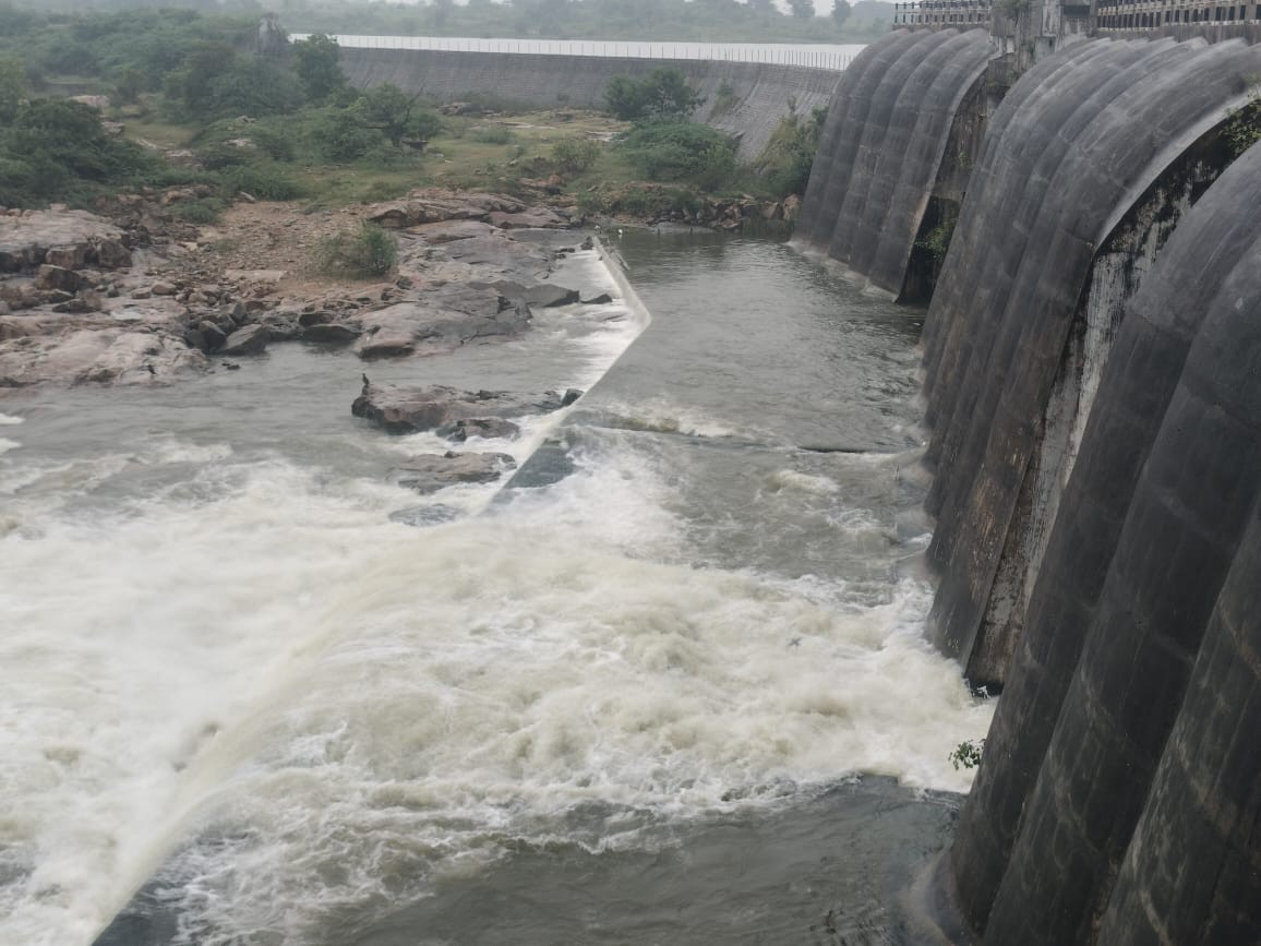 భారీ వర్షాలకు సరళ సాగర్ సైఫన్ గేట్లు