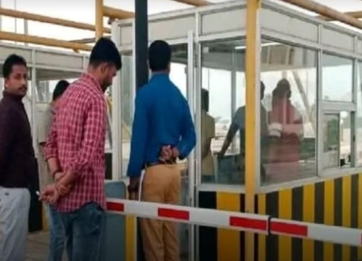 ‘పనులు పూర్తి కానప్పటికీ టోల్ వసూల్ చేయడం దుర్మార్గం’